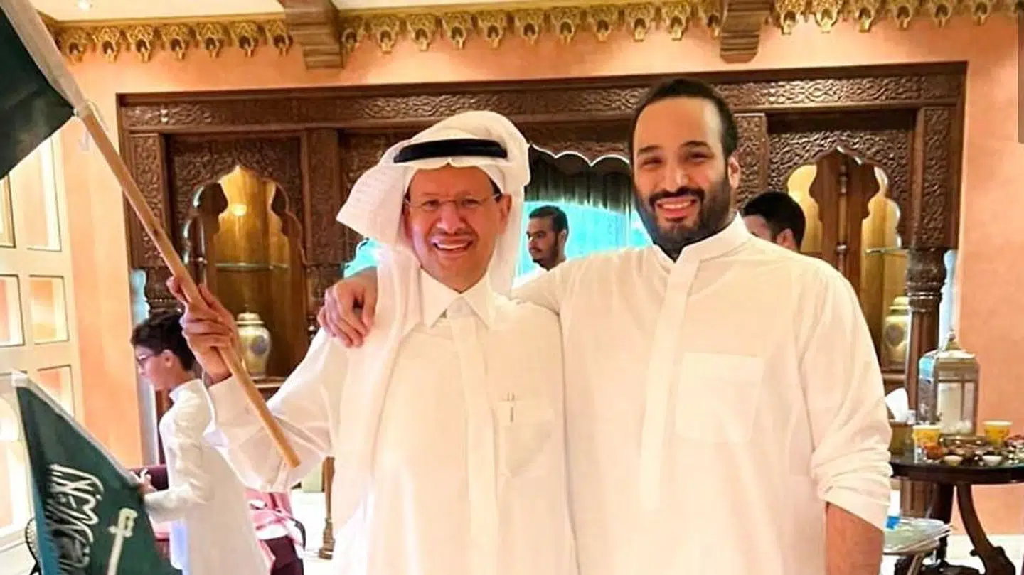 Kronprinsen fejrer den historiske VM-sejr med Saudi-Arabiens energiminister, prins Abdulaziz bin Salman Al-Saud.