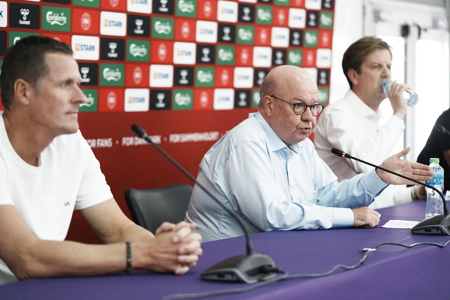 Der var en meget speciel stemning ved dagens pressemøde, hvor fodbolddirektør Peter Møller (tv.), DBU-formand Jesper Møller (i midten) og direktør Jakob Jensen deltog.