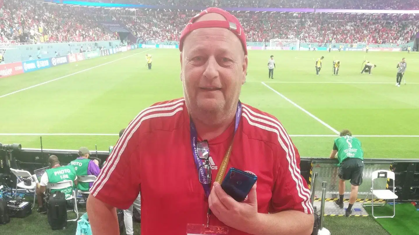 Her ses Kenn Rønning på Education City Stadium i Doha lige inden starten på Danmark-Tunesien. Han står med sin mobilteelfon med sim-kort fra Qatar. Foto: Privat