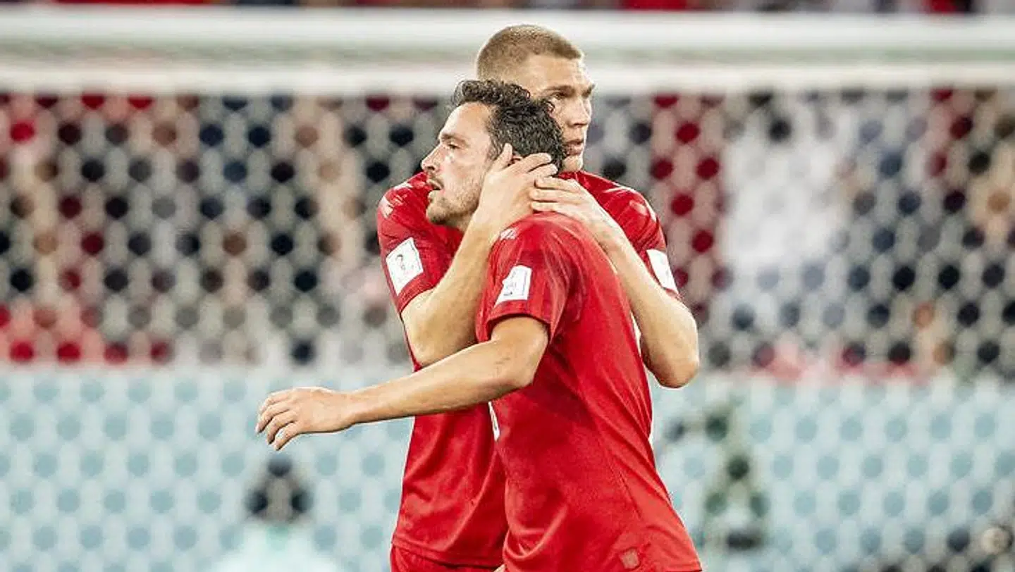 En skadet Thomas Delaney forlader banen og krammes på vej ud af Rasmus Nissen Kristensen.