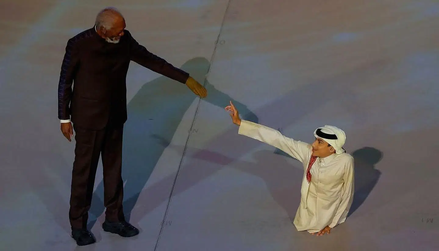 Skuespiller Morgan Freeman og qatarske Ghanim al-Muftah i et Michelangelo-agtigt moment.