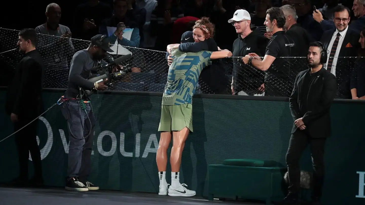 Holger Rune fejrede Paris Masters-triumfen med sin mor og resten af teamet.