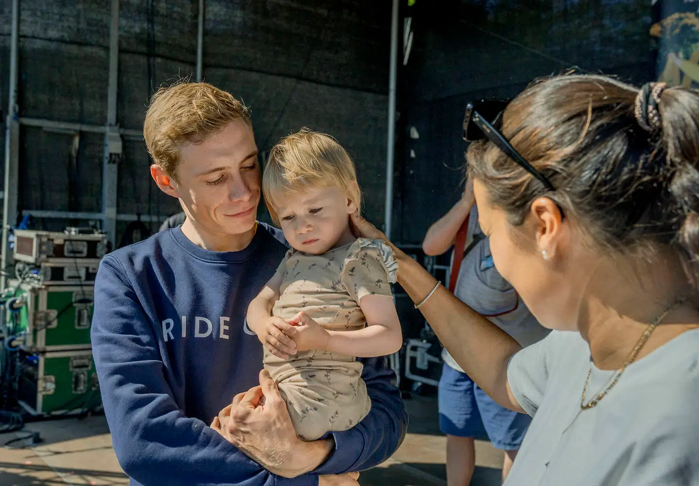 Jonas Vingegaard havde familien med rundt under Tour de France. Her ses de til velkomstfest for danskeren i Glyngøre.