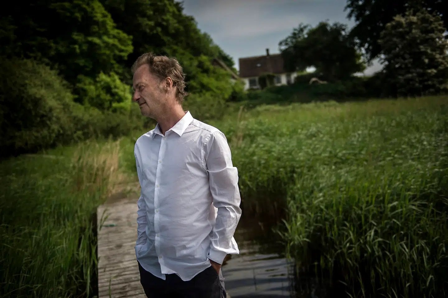 Arkivfoto af Knud Romer foran sommerhuset i Østerhøj.