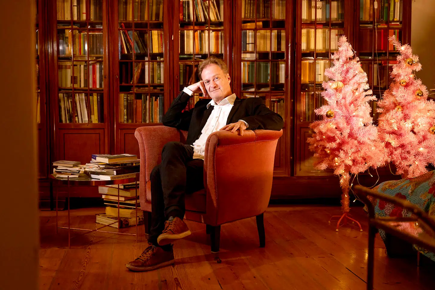 Knud Romer kan stadig skrive. Men bøgerne, som hans hjem er fyldt med, kan han ikke længere læse.