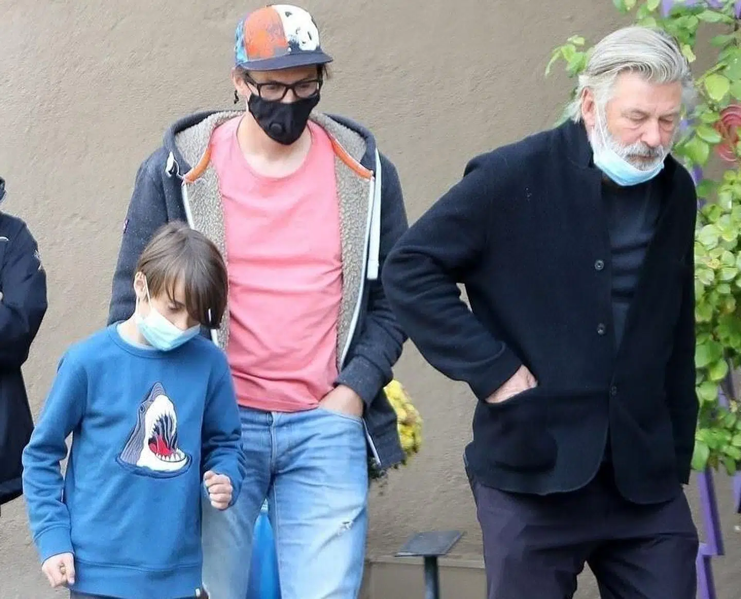 Alec Baldwin mødtes med enkemanden Matthew Hutchins og sønnen Andros kort efter dødsulykken. De omfavnede hinanden og fulgtes til mindehøjetidligheden for deres afdøde kollega, kone og mor.