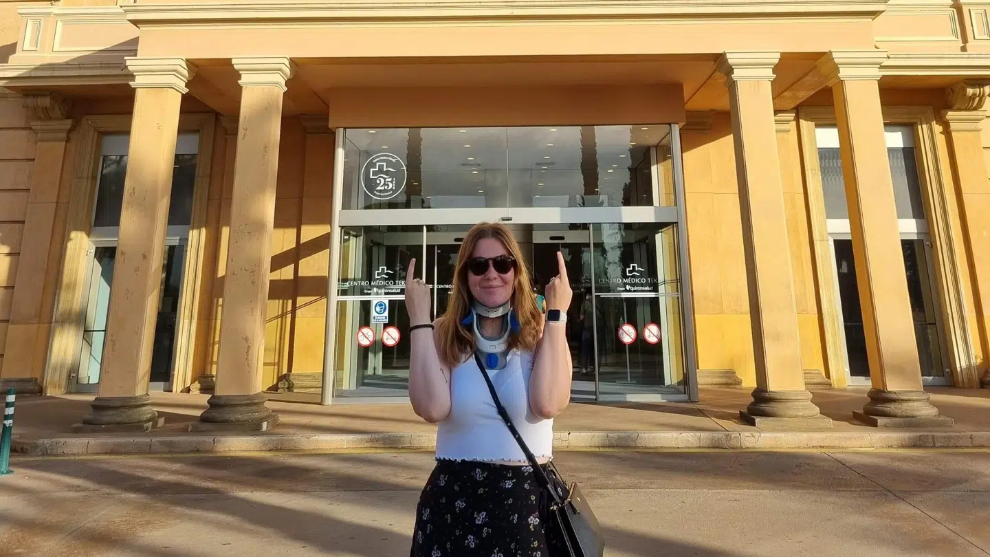 Cecilie Hildebrandt foran hospitalet i Spanien.