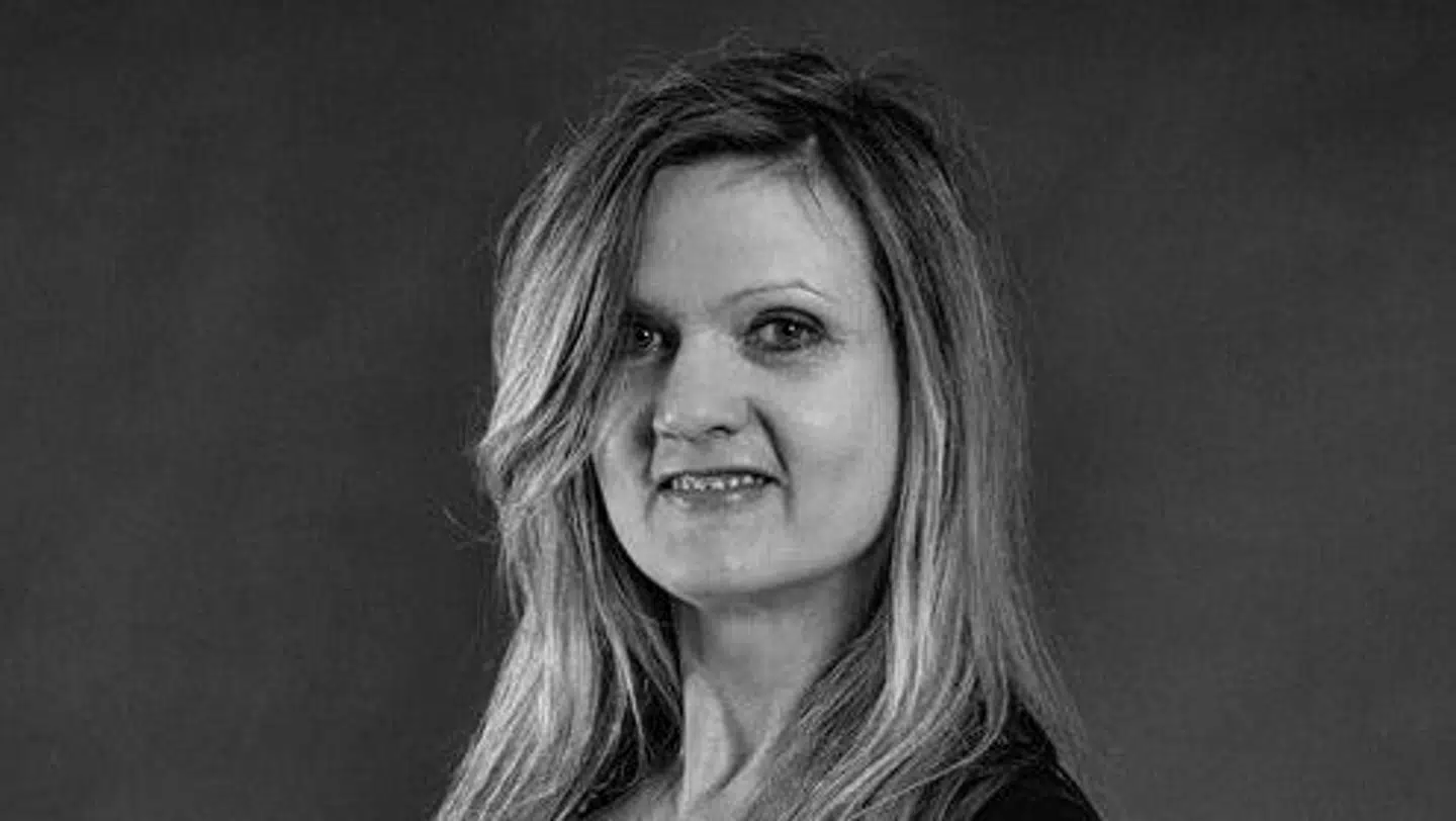 Robin Elizabeth Herr er amerikaner og har boet i Danmark i tyve år. Hun arbejder som journalistkonsulent.