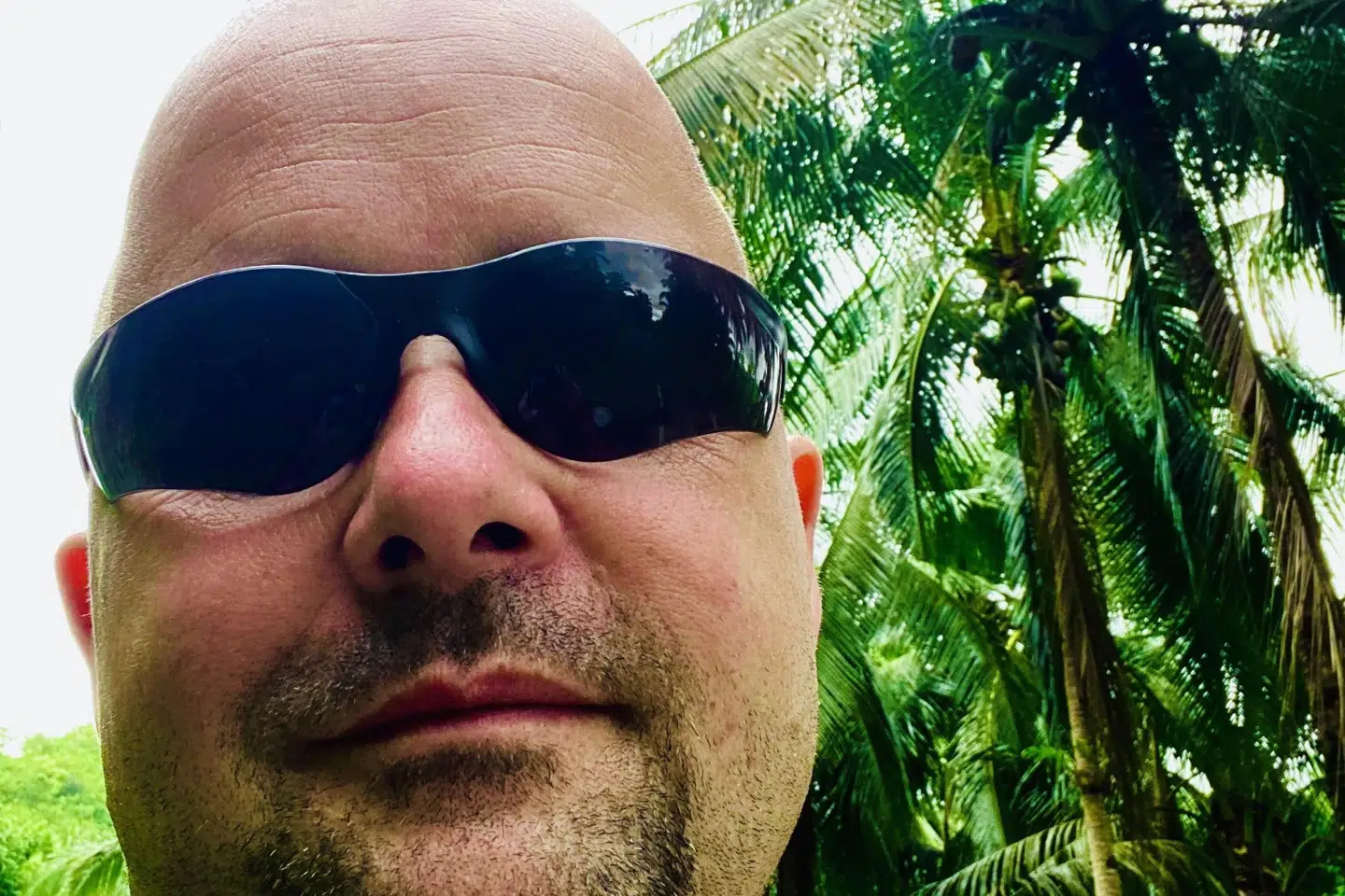 45-årige Ronnie Olsen stod midt i ferien i den filippinske ferieby Moalboal, da en tropisk storm strøg ind over landet og vækkede ham midt om natten. Privatfoto/Free