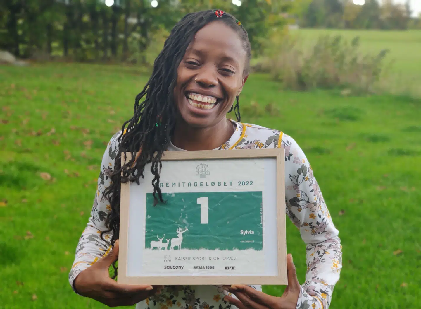 Sylvia Kiberenge var den første kvinde, der løb med nr. 1 i Eremitageløbet, og det ærefulde nummer er nu kommet i glas og ramme.