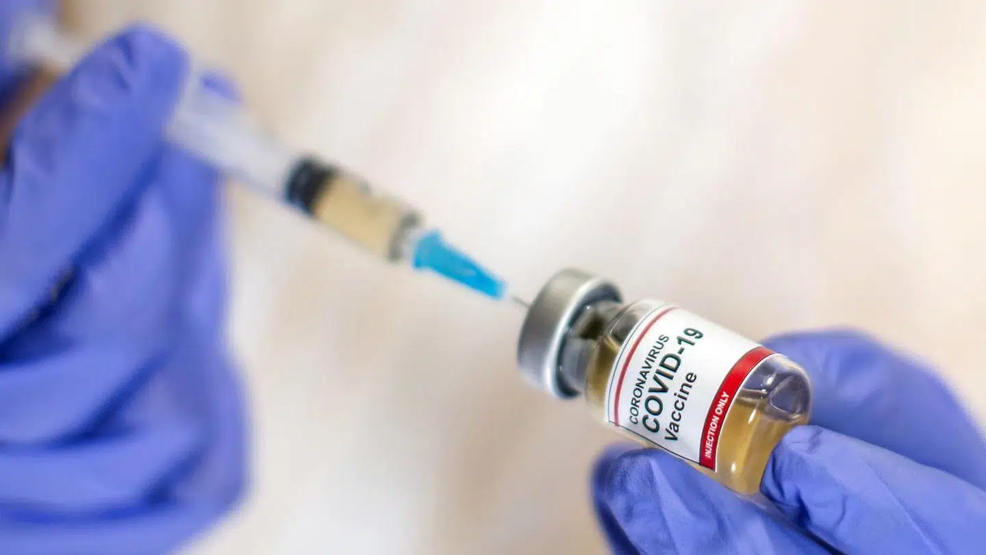 (ARKIV) Et nyt stort studie viser, at kvinde kan opleve små og kortvarige ændringer i deres menstruationscyklus, efter de har fået coronavaccinen. (Foto: DADO RUVIC/Ritzau Scanpix)