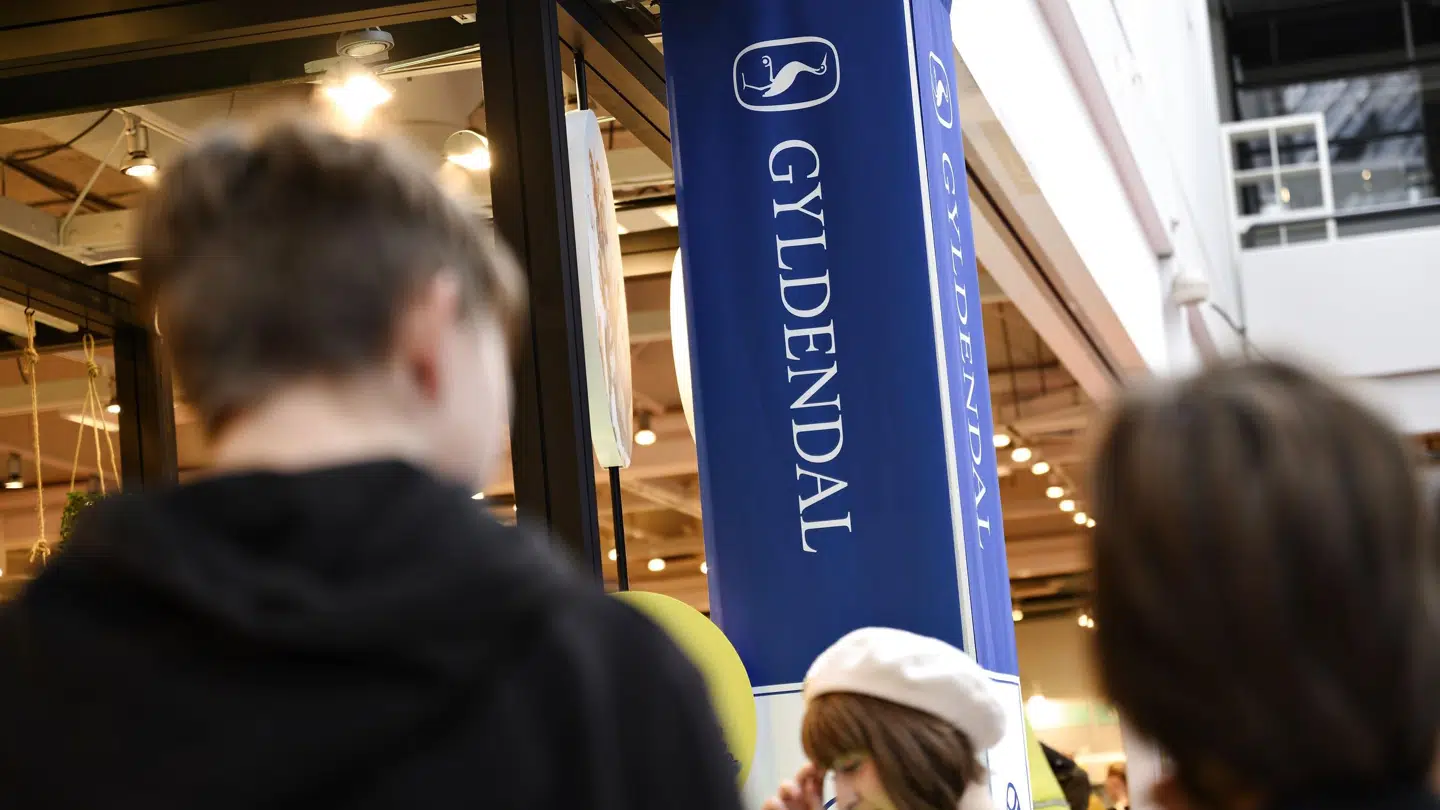 For tredje gang i år har forlaget Gyldendal nedjusteret forventningerne til resultatet i 2022. Det sker mandag, hvor forlaget meddeler, at deres bogklubforretning afløses af en digital læseklub. Det betyder, at fysiske bogmagasiner droppes, ligesom Gyldendal ikke længere vil sælge direkte til kunderne. (Arkivfoto). Philip Davali/Ritzau Scanpix