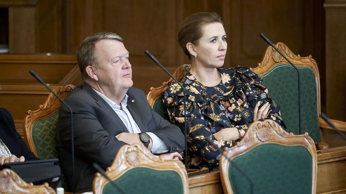 Lars Løkke Rasmussen og statsminister Mette Frederiksen. Løkke tilføjede 58.000 ord til danske love og regler hvert år, da han var statsminister. Mette Frederiksen har årligt øget reglerne med hele 320.000 ord.