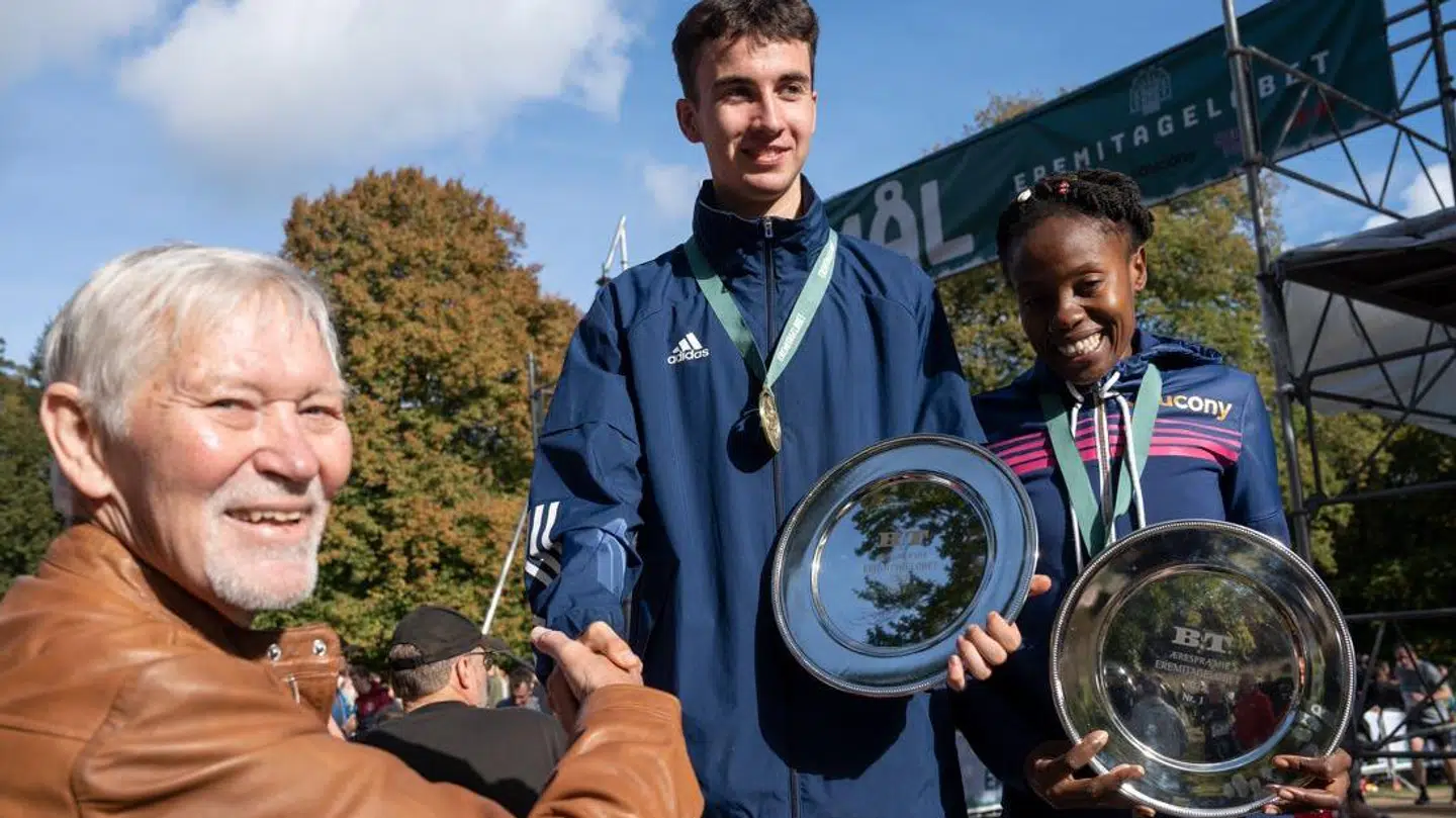 De to vindere, Axel Vang Christensen og Sylvia Kiberenge, får B.T.s ærespræmier overrakt af journalist Peter Fredberg, som har skrevet om Eremitageløbet i 50 år. Foto: Jens Nørgaard Larsen