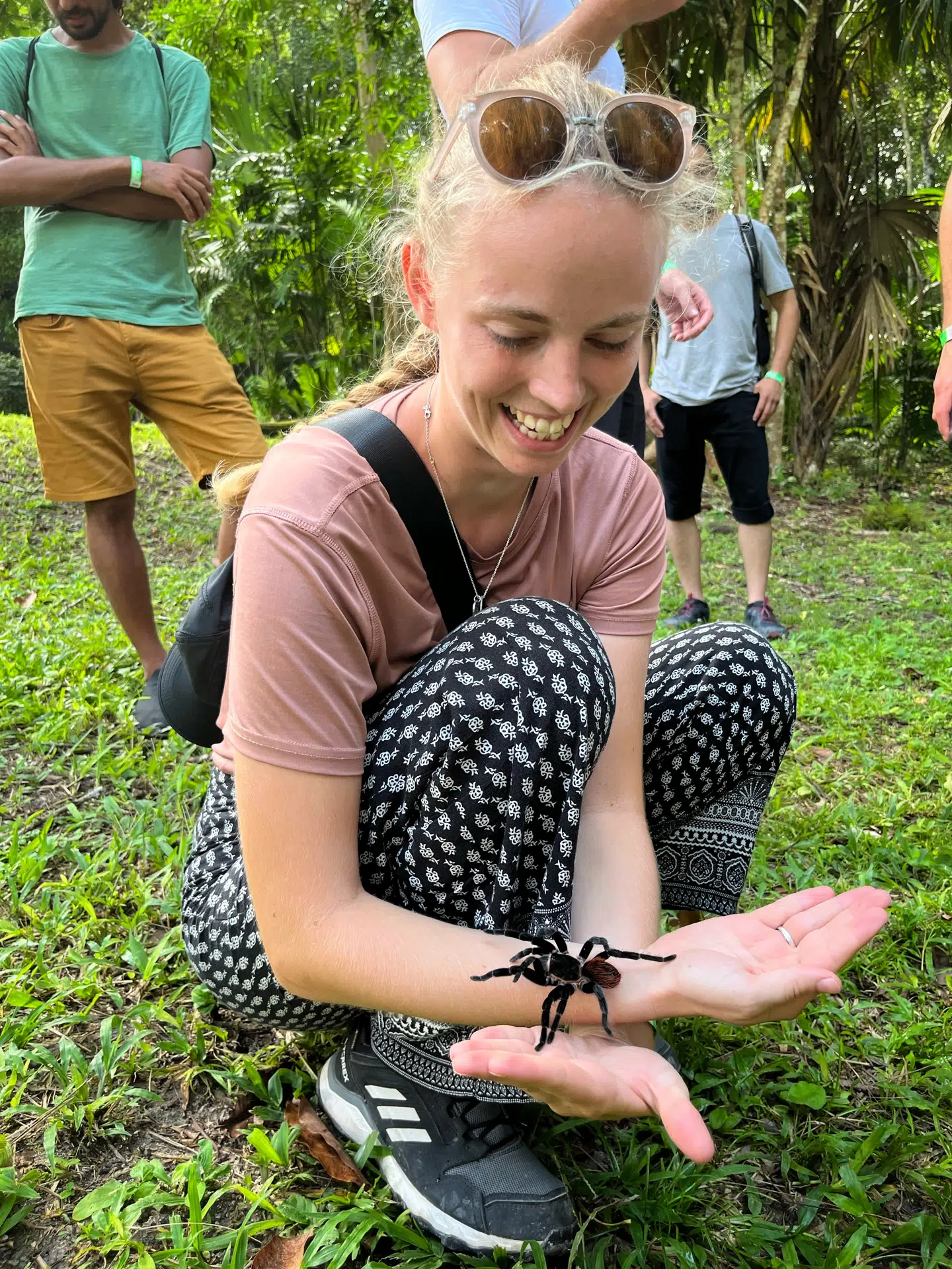 På deres tur rykker både Michaela og Niklas deres grænser. Her holder førstnævnte en fugleedderkop.