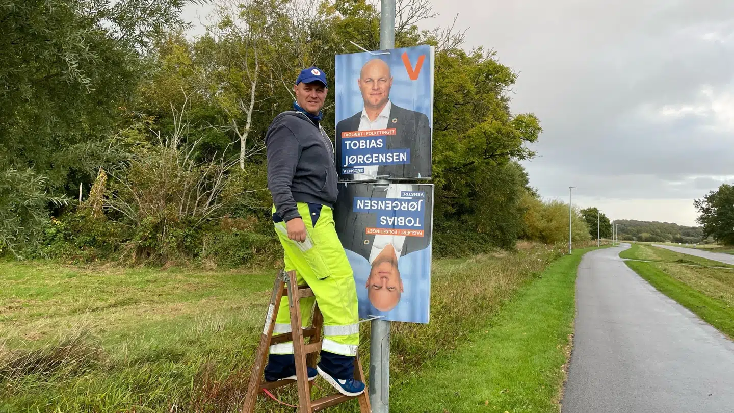 Efter en samtale med B.T. er Tobias Jørgensen blevet inspireret til at hænge et par plakater med hovedet nedad på Fjelstrupvej i Haderslev.