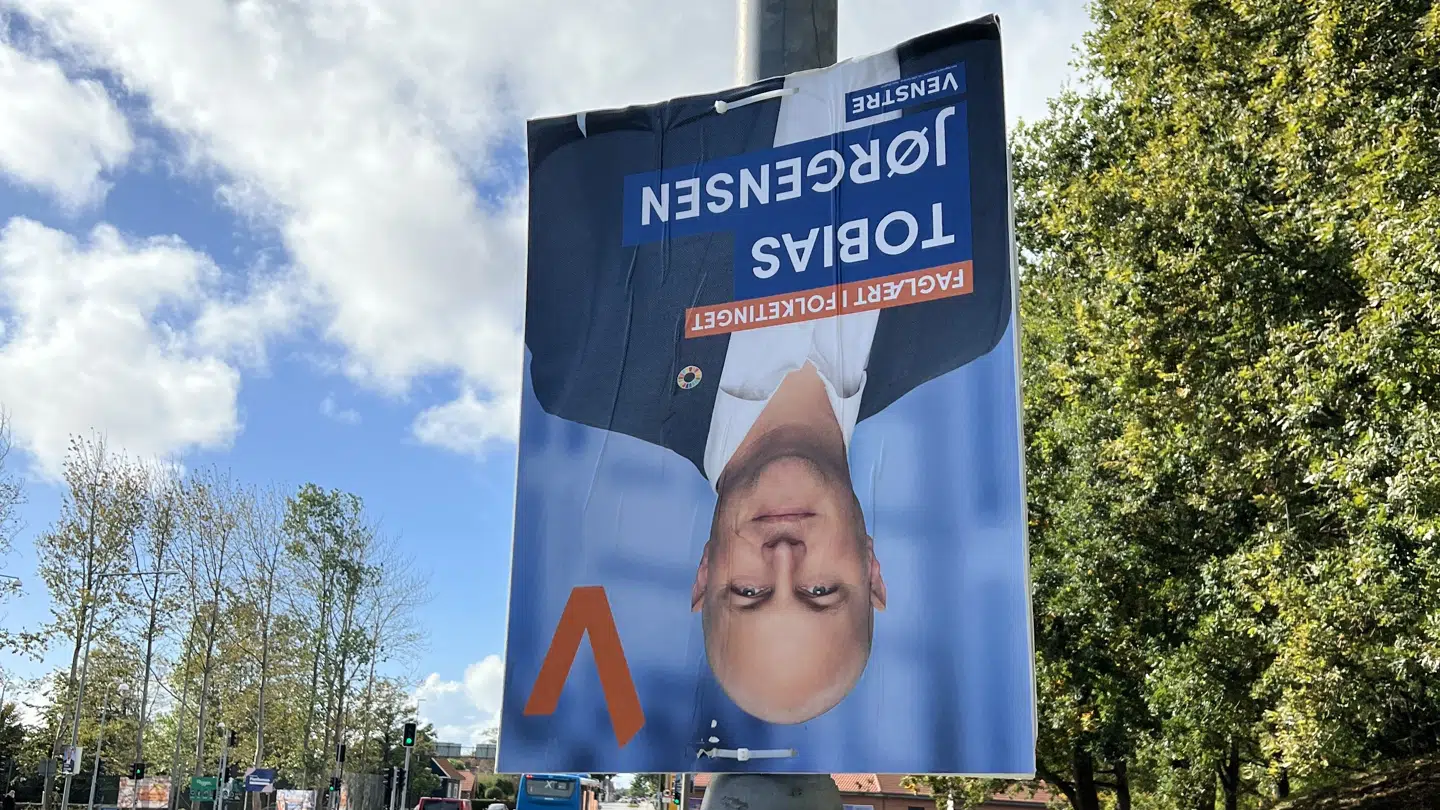 Tobias Jørgensen håber, at de omvendte plakater i Esbjerg vil tiltrække opmærksomhed, fortæller han til B.T.