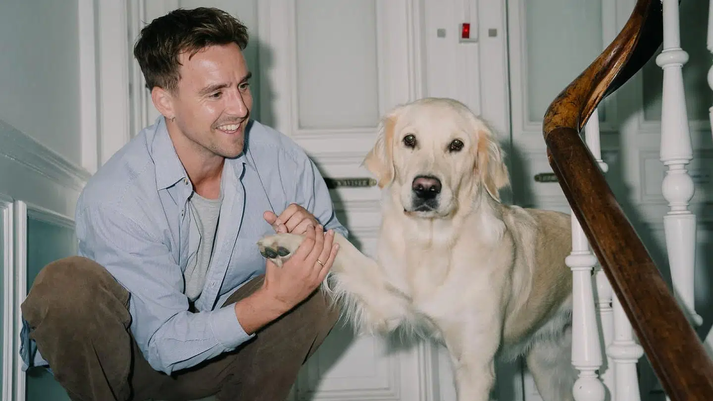 Martin Johannes Larsen med hunden Sonja hjemme på Frederiksberg.