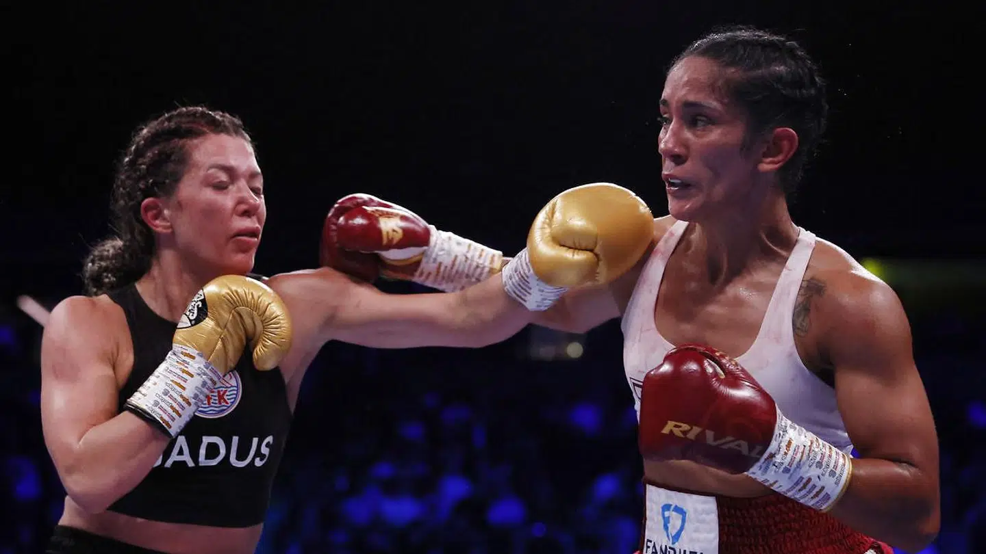 Sarah Mahfoud (til venstre) var chanceløs mod Amanda Serrano.