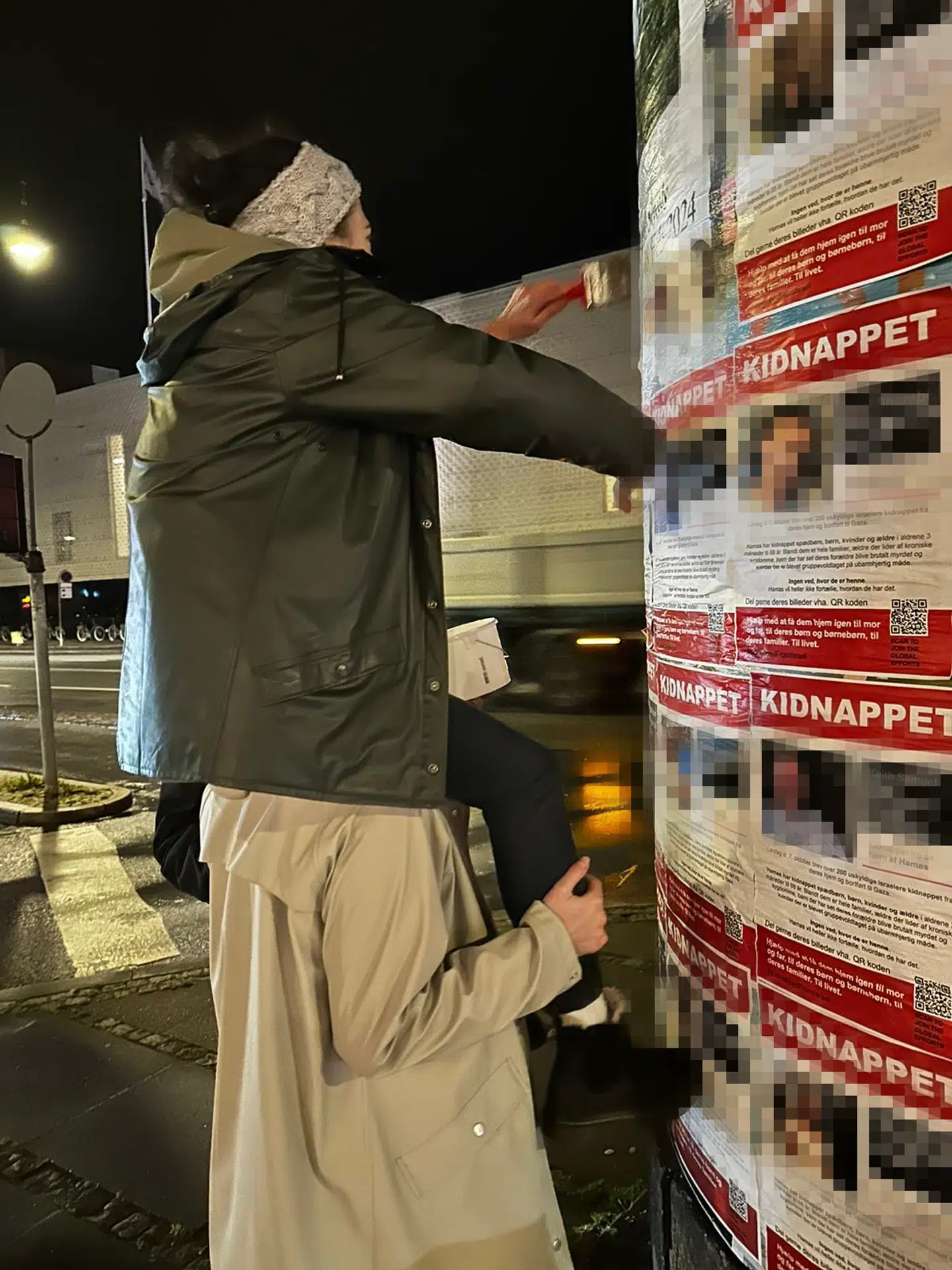 Aktivister hænger plakater op i byen natten til mandag.