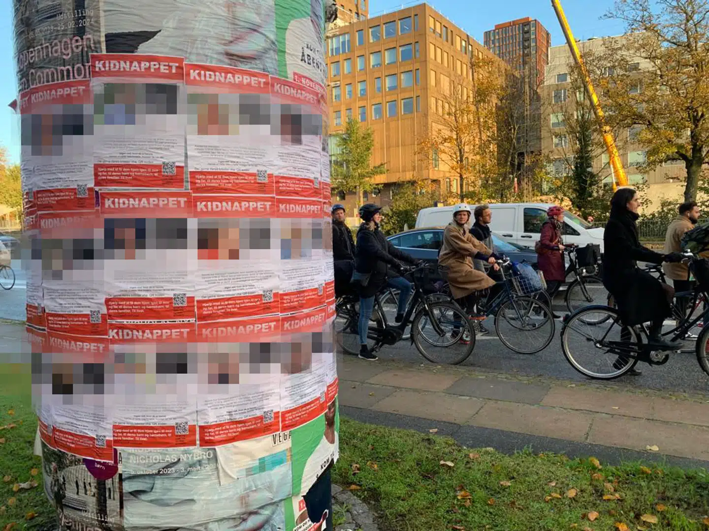 Plakater af israelske gidsler i Gaza hængt op ved Carlsberg-byen.