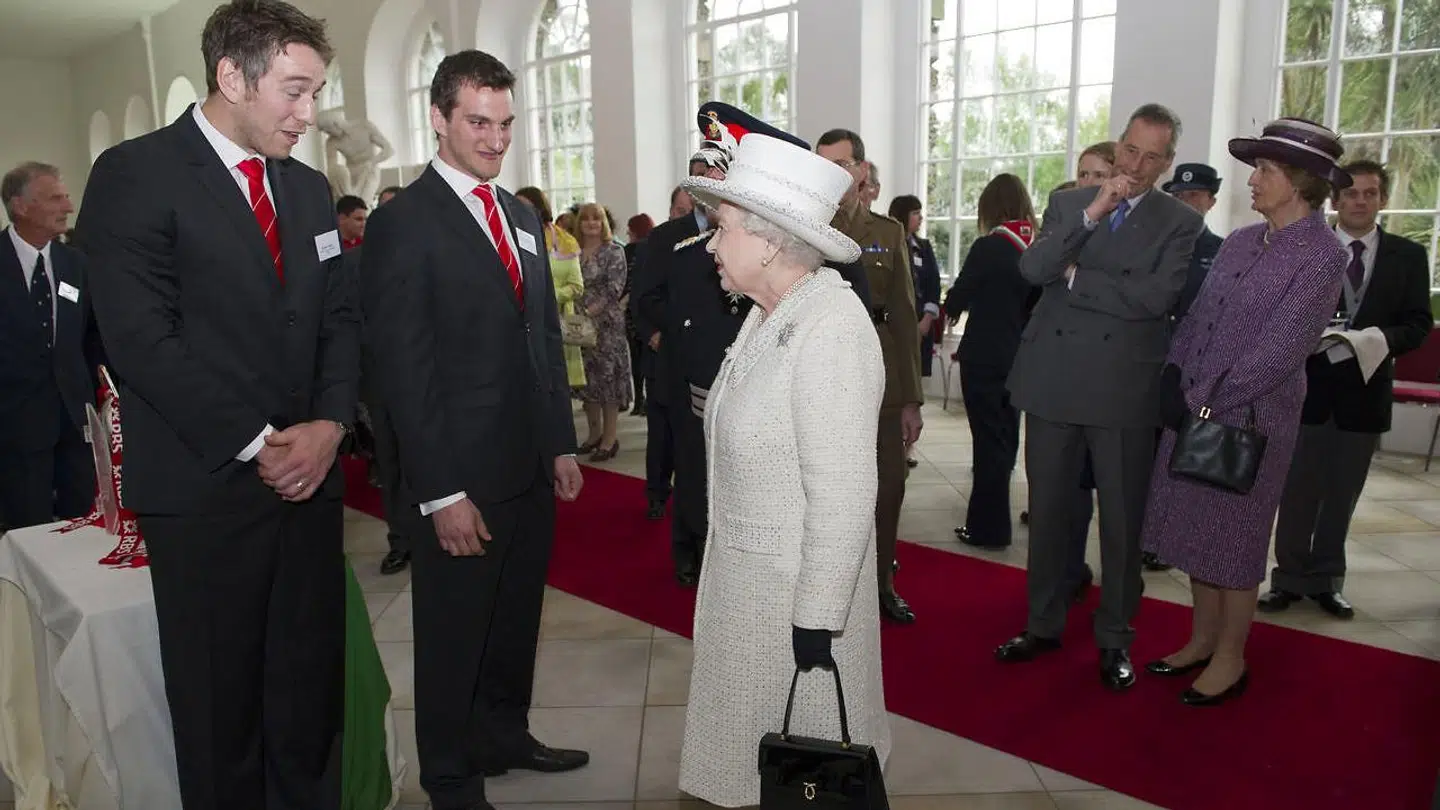 Ryan Jones (tv.) mødte i 2012 dronning Elizabeth II.