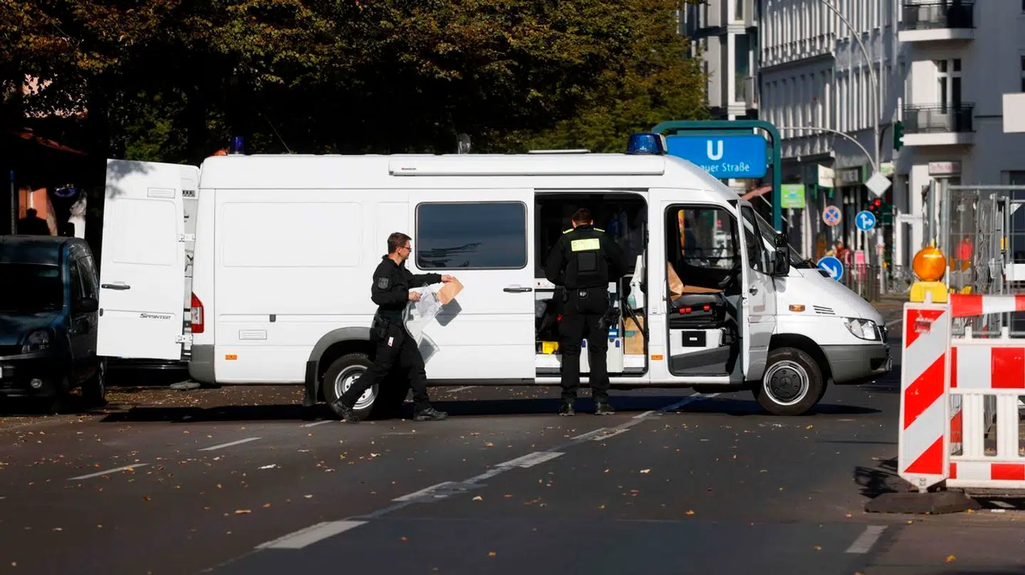 Politiets efterforskere arbejder tæt på en bygning, der huser synagoge i Berlin, som om natten 18. oktober blev angrebet med molotov cocktails.