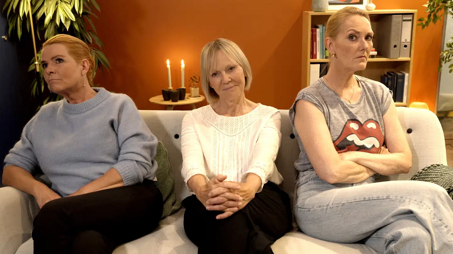 I programmet »Ditte Hansen har en plan« optræder Inger Støjberg og Ditte Hansen sammen i en sketch, der skal sætte fokus på land og by. Mens terapeut Jytte Vikkelsøe forsøger at få parterne til at mødes, flyver det med lesbiske »morsomheder«.
