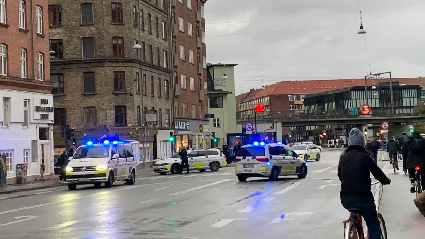 Politiet er tilstede med flere patruljer ved Nørrebro Station.