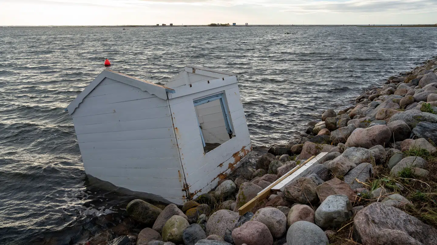 Grethes hus blev fundet et par kilometer fra den oprindelige placering. De små silhuetter i baggrunden er de få tilbageværende små strandhuse.