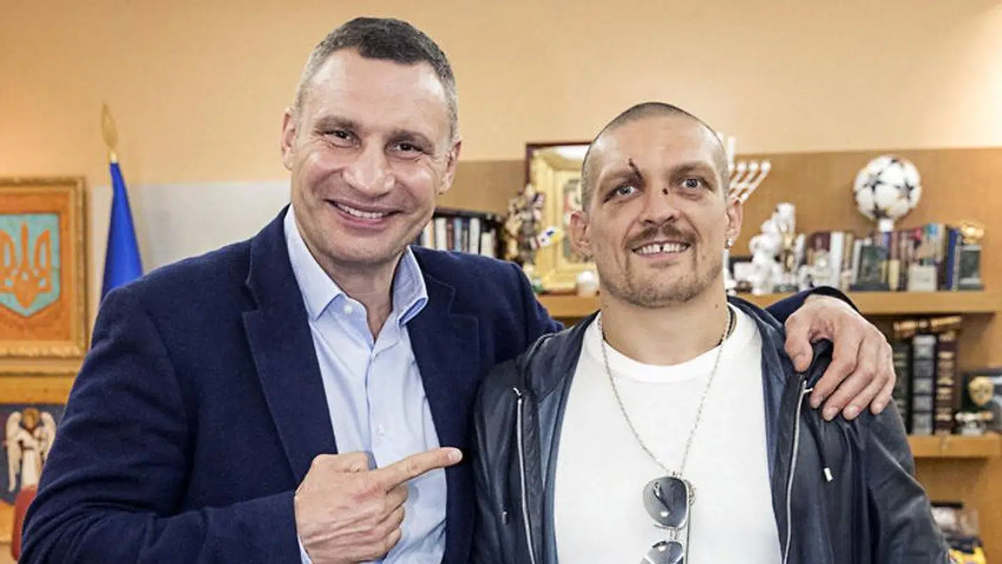 Oleksandr Usyk (th) sammen med Kyivs borgmester, Vitalij Klitschko, der også er gået i krig for Ukraine.