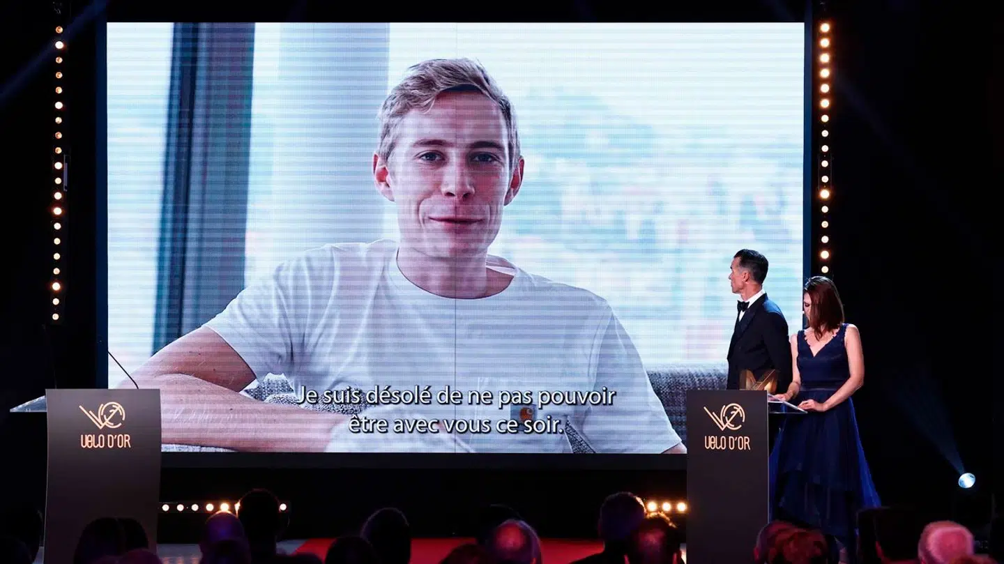 Jonas Vingegaard sendte en hilsen til salen i Paris, da han vandt Velo d'Or, prisen som bedste cykelrytter i 2023. Det skete via en optaget video på skærmen.