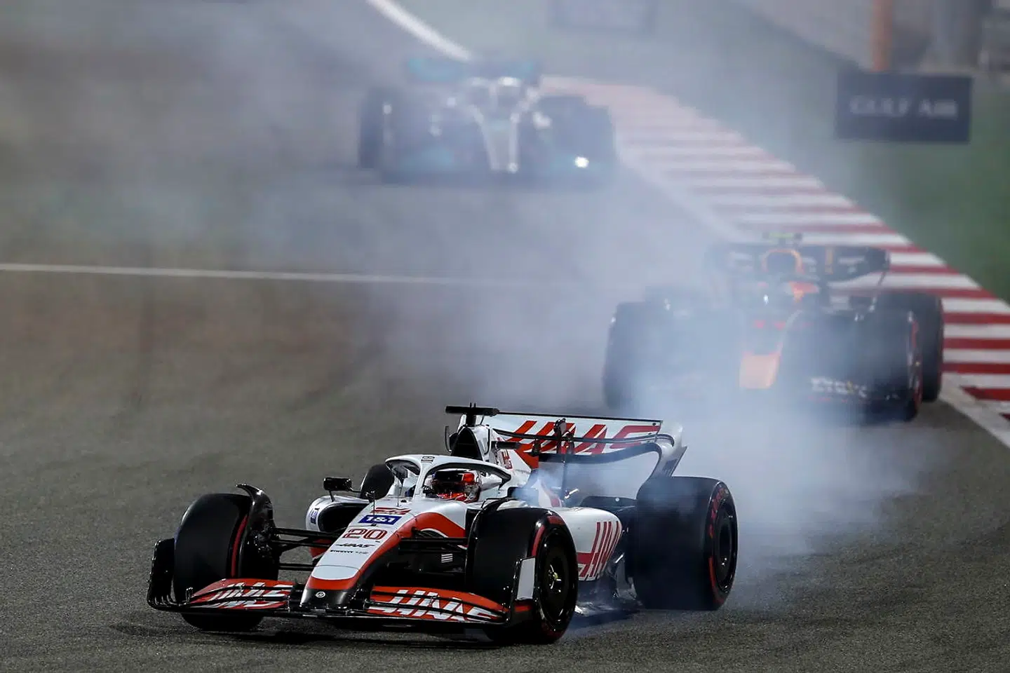 Kevin Magnussen startede som nummer syv, men blev nummer fem ved løbet i Bahrain.
