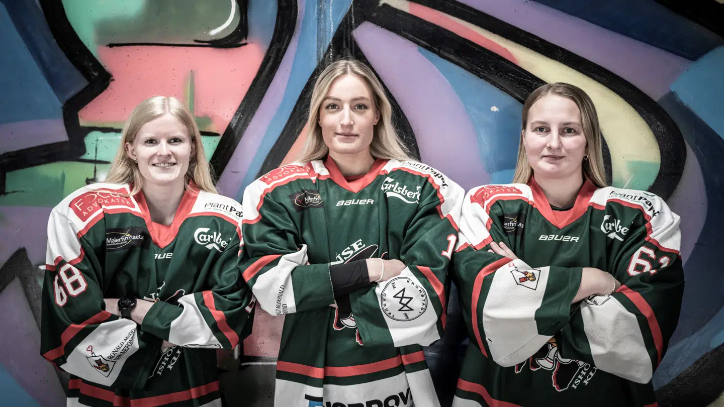 Når Maria Peters, Julie Oksbjerg og Michele Brix skøjter på isen i Beijing, er OIKs grønne dragt skiftet ud med den rød-hvide nationaldragt.