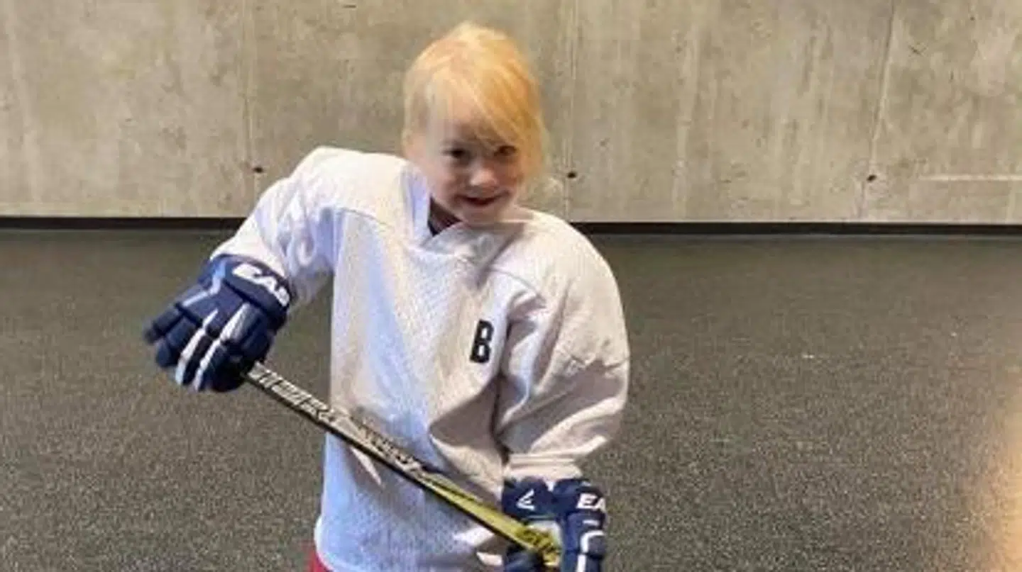 Den yngste i familien Jaquet, som ligesom resten af familien er bidt af en gal ishockeypuck. Privatfoto.