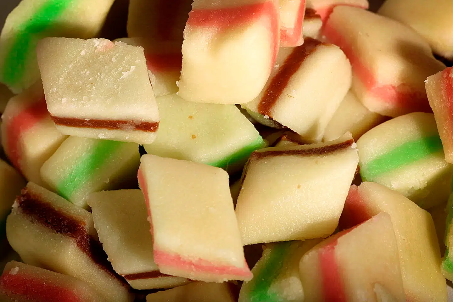 Det bliver dyrere at købe julekonfekten i år. Sukkerprisen er nemlig skudt i vejret og ligger nu på det højeste i 12 år.