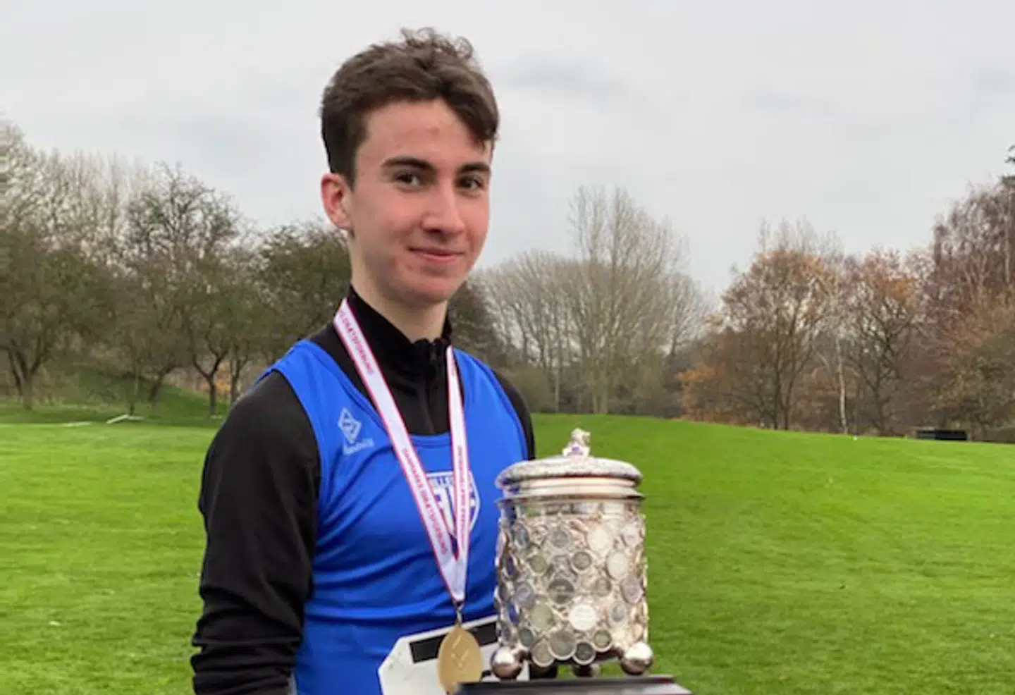 Axel Vang Christensen med ”Kongepokalen”, indstiftet i 1905 af prins Christian, den senere kong Christian X.