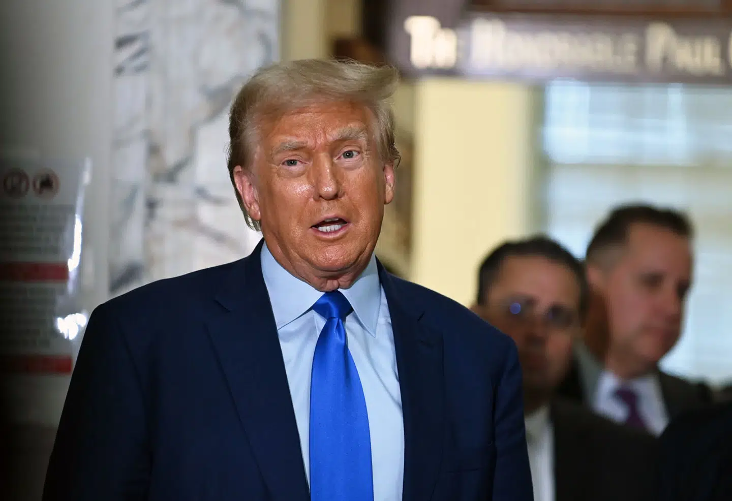 Trump var tirsdag til stede i retten i New York. Men med et enkelt opslag på de sociale medier kastede han sit parti ud i nyt kaos i Washington.