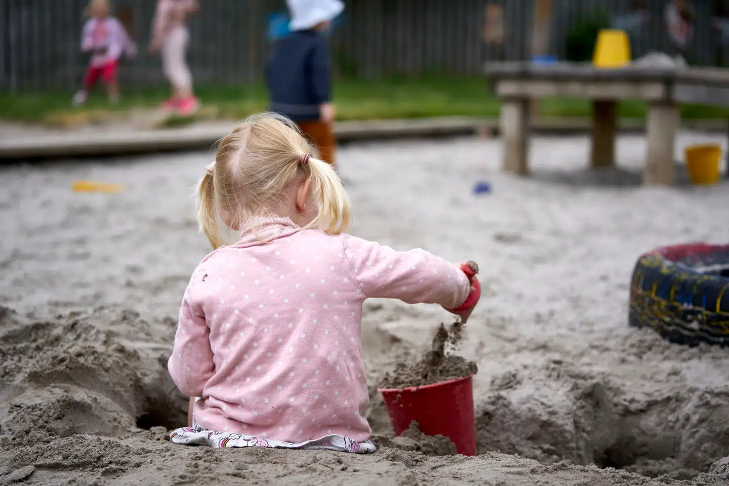 »Det er altså ikke kun familier i Gentofte, der reelt mister valgfriheden og et alternativ til de offentlige tilbud samt indflydelse på deres og naboernes børns fremtid, hvis selvejende dagtilbud lukkes,« skriver Bo Baltzersen, Jon Krog og Tony Bech.