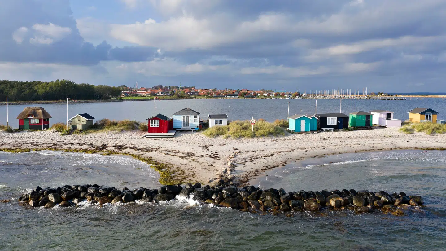 Det voldsomme vejr fredag og natten til lørdag er gået hårdt ud over de ikoniske strandhuse ved Marstal på Ærø.