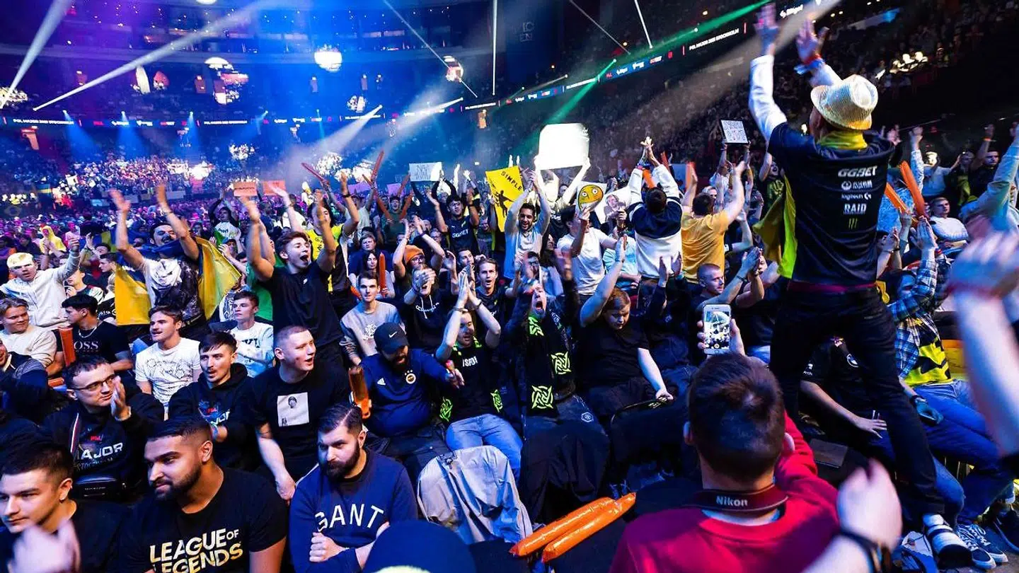 En propfyldt Avicii Arena i Stockholm kunne søndag aften se Natus Vincere løfte Major-trofæet.