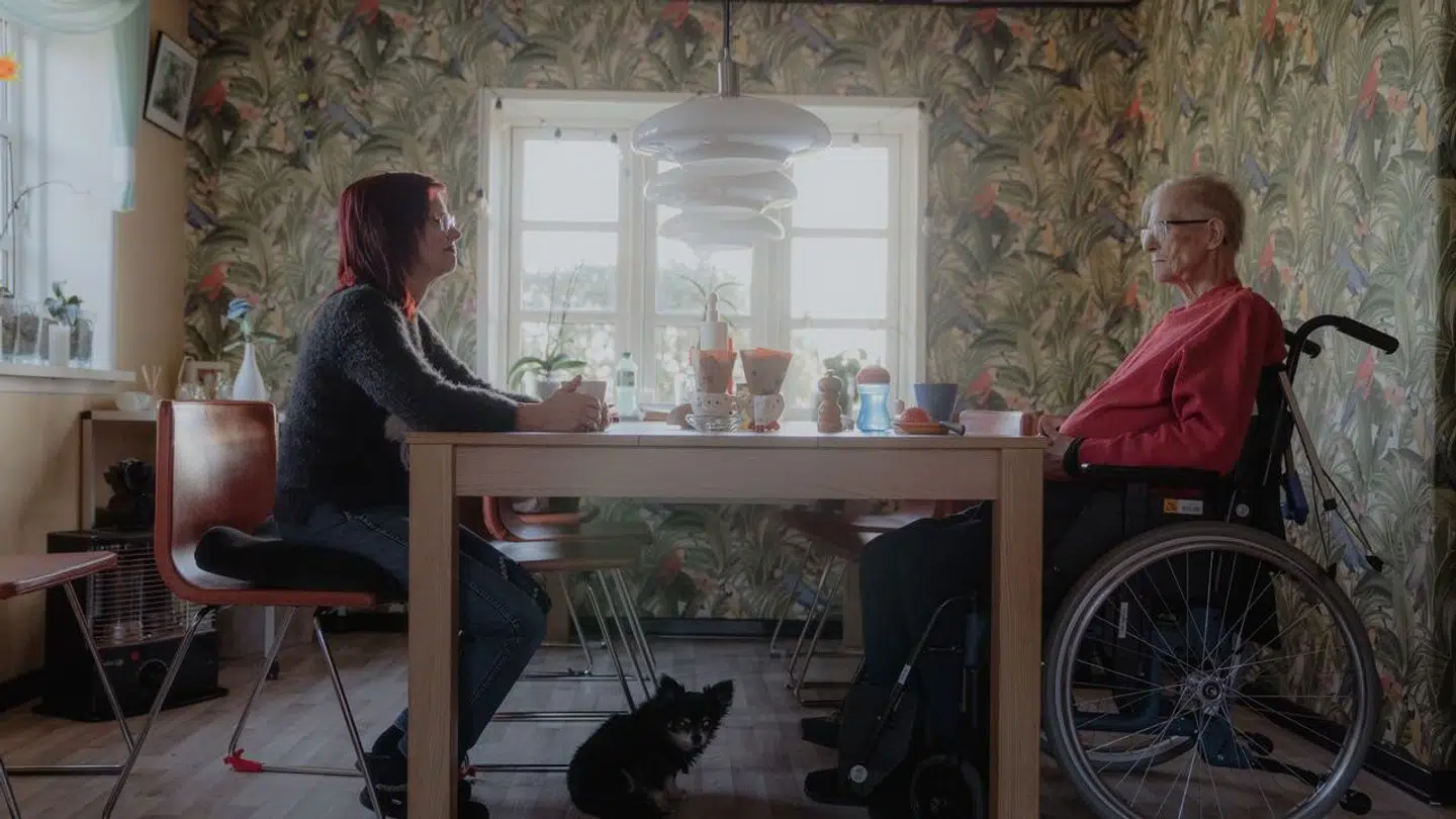 Parret har boet på gården i Saltum i mange år. Sussi fortsætter da også med at bebo den store gård efter Leos død.