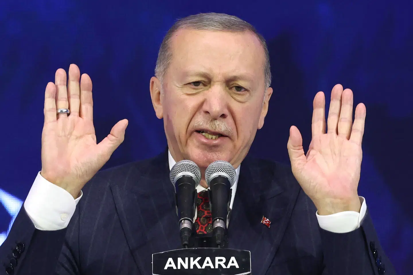 Tyrkiets præsident, Recep Tayyip Erdogan, under sin tale til sit parti i det tyrkiske parlament. Her meddeler han, at han aflyser et planlagt besøg i Israel og kræver øjeblikkelig våbenhvile i Gaza.