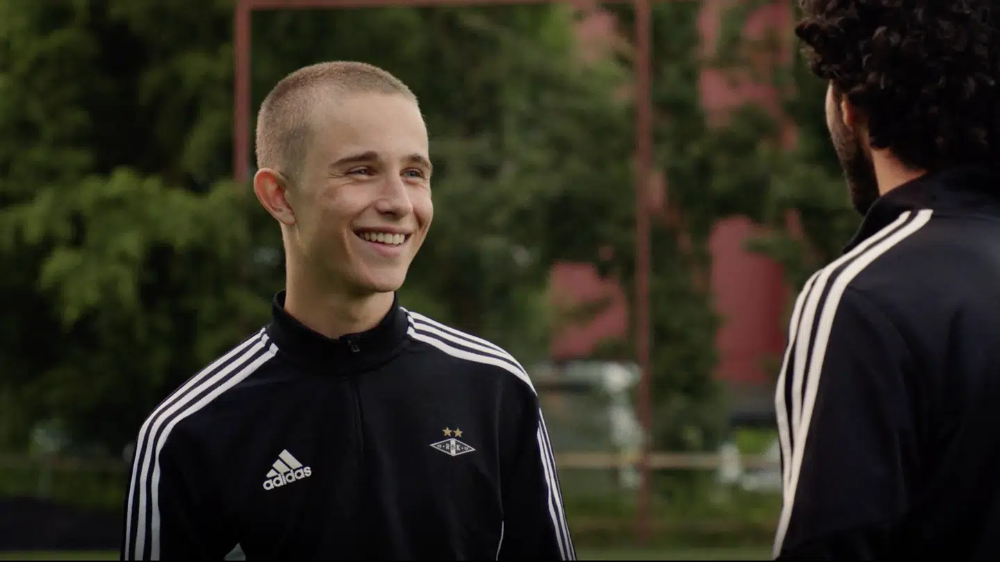 Den 18-årige skuespiller Max Campbell - her i NRK-serien 'Beist' - danner ikke længere par med den royale Leah Isadora Behn. Foto: NRK