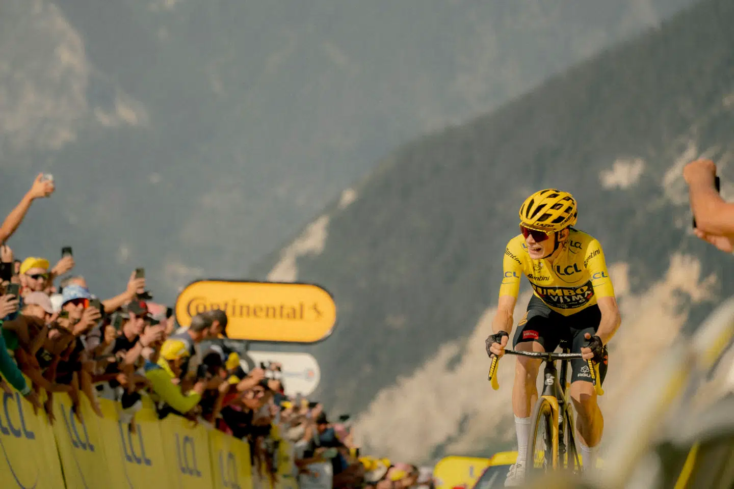 »Når sport fylder så meget og samtidig er så dyrt at indkøbe, så går det ud over indkøbene af andre programmer,« skriver en række personer fra den danske tv-, musik- og filmbranche.