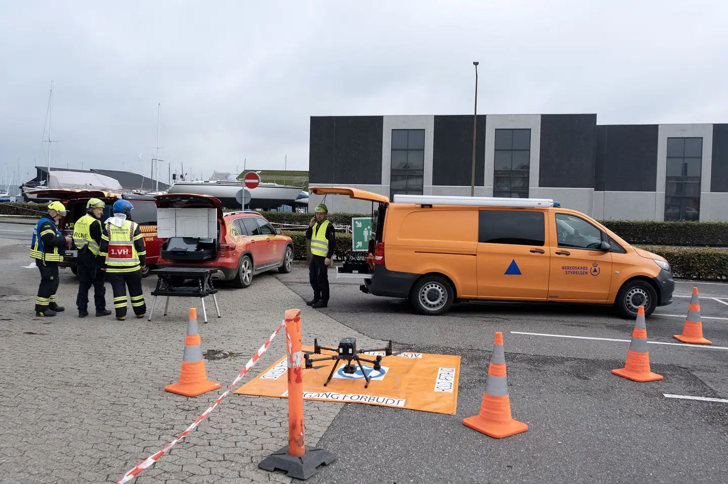 Jens Holms Vej er spærret, fordi man frygter, at våde træpiller kan få pakhuse til at kollapse i Kolding.