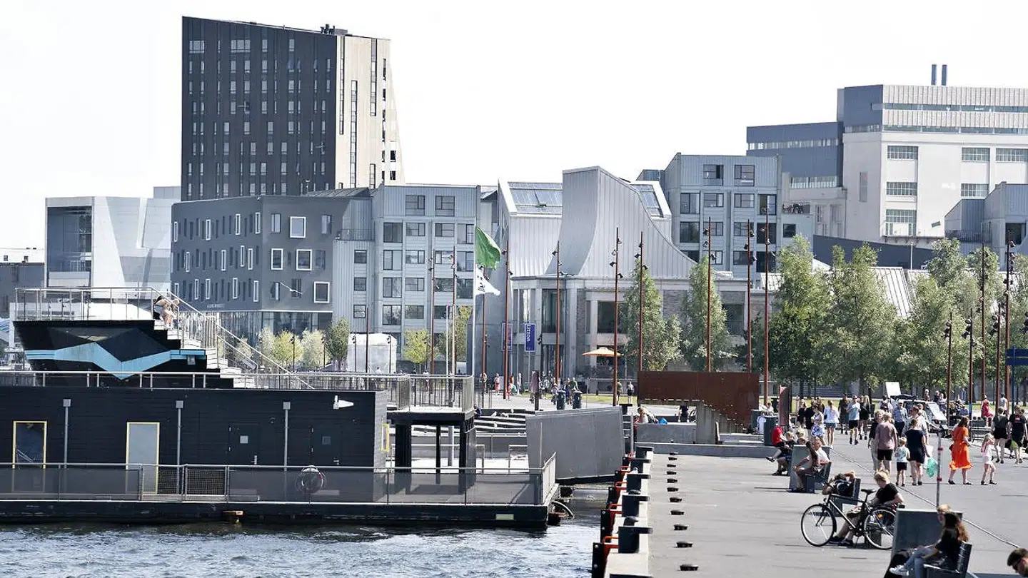 Havnefronten i Aalborg, tæt ved den gamle toldbod. Fra losseplads for skibe er det hjem for mange studerende, kulturinstitutioner som Utzon-centret og byrum som Jomfru Ane Parken og Havnebadet.