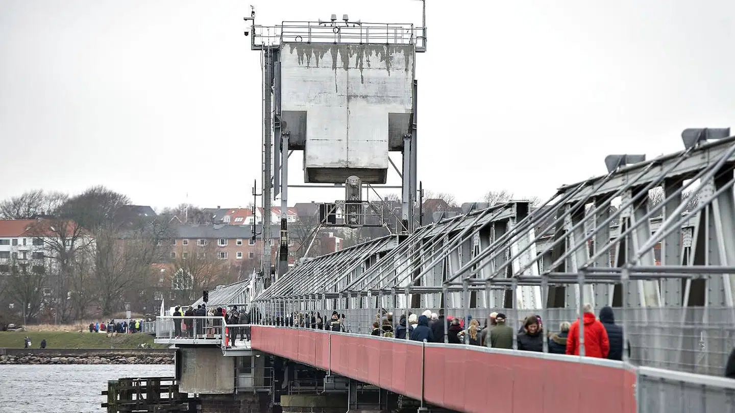 Pladsen er ofte trang på den røde cykel- og gangbro, der forbinder Nørresundbys »solside« med Aalborgs Vestby.