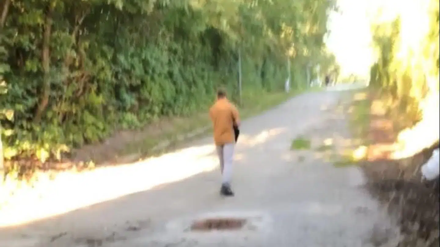 Her ses det første billede, politiet offentliggjorde af gerningsmanden. Et af ofrene nåede at tage billedet.