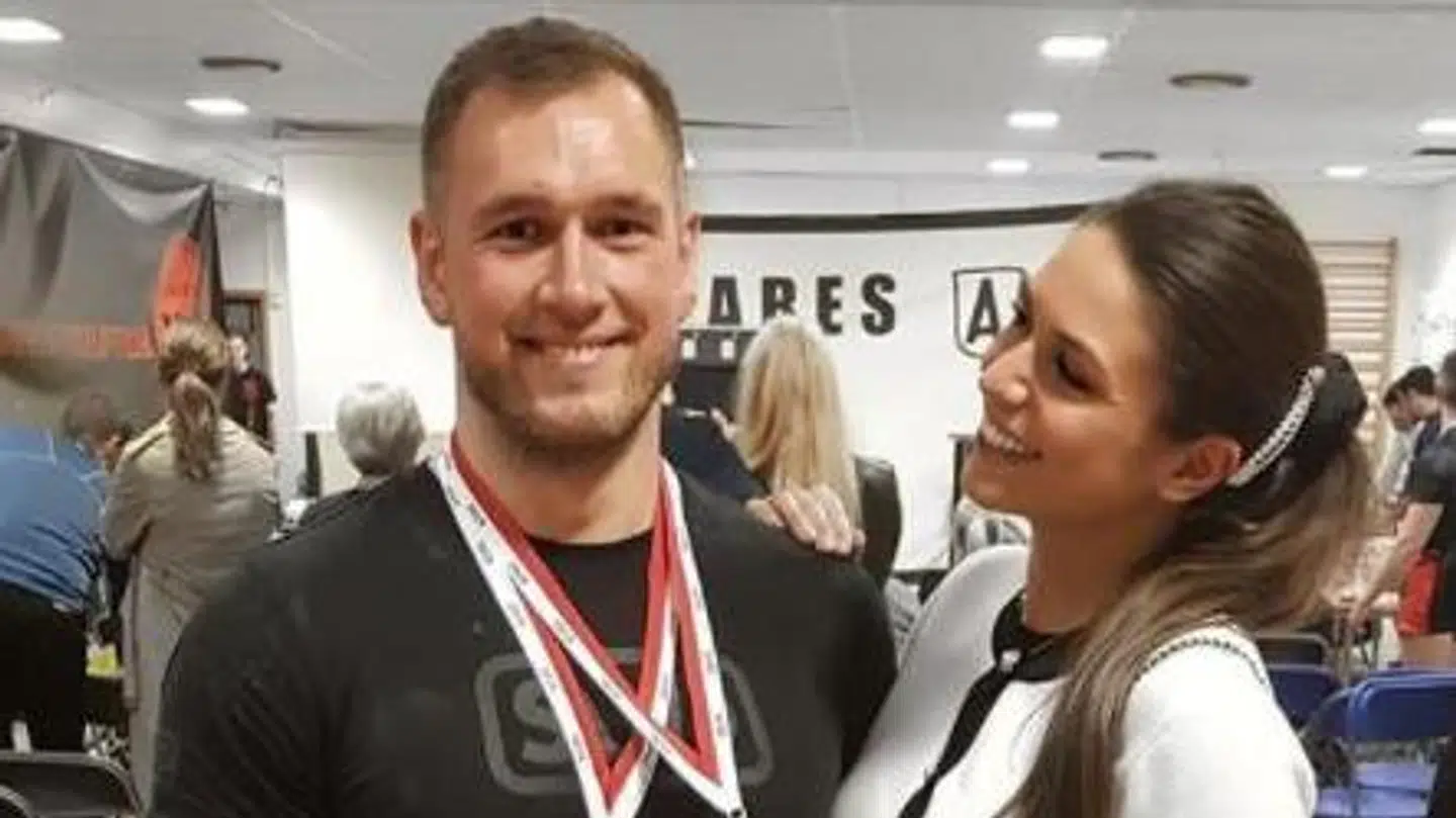 Kristoffer Iversen (tv.) modtager bronzemedalje i 2019. Samme resultat endte det med lørdag ved DM i Styrke 2021. Her slog han dog også danmarksrekorden i squat.